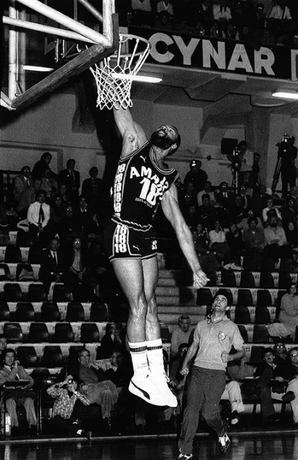 Mel Davis in maglia Amaro18 in schiacciata